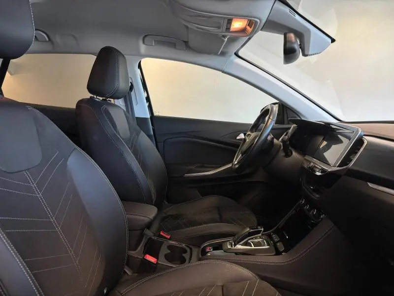 Intérieur avant droit de l’Opel Grandland noir diamant, sièges Alcantara, volant cuir multifonction et écran tactile visible