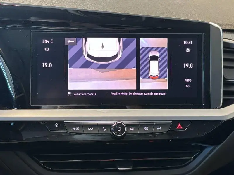 Écran tactile du tableau de bord de l’Opel Grandland noir, affichant la caméra panoramique 360° en vue aérienne.