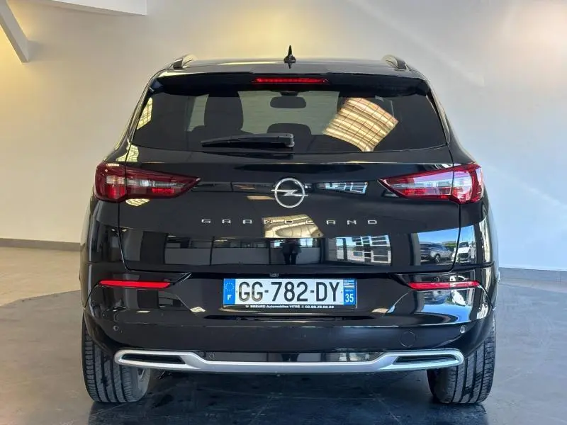 Vue arrière d'un Opel Grandland noir diamant métallisé avec feux LED et plaque d'immatriculation française visible