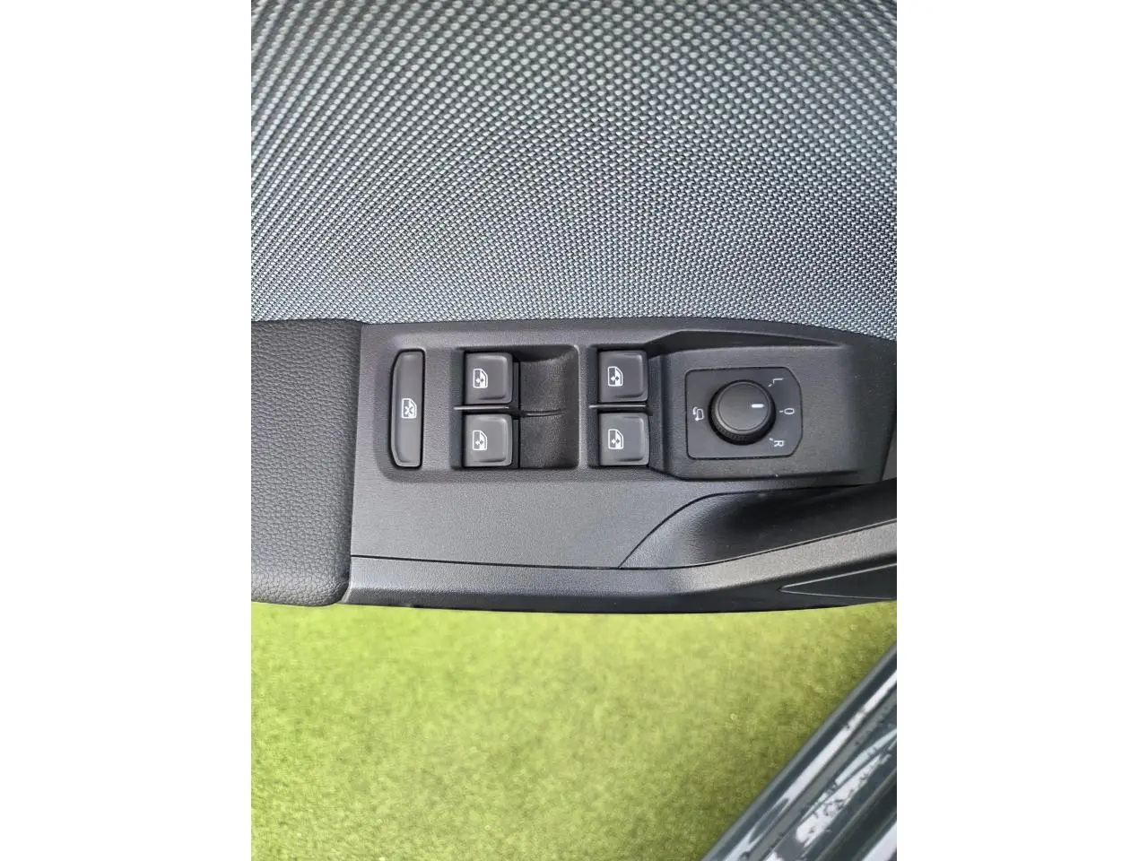 Panneau de commandes des vitres et des rétroviseurs côté conducteur de la SEAT IBIZA Bleu Fjord 2025.