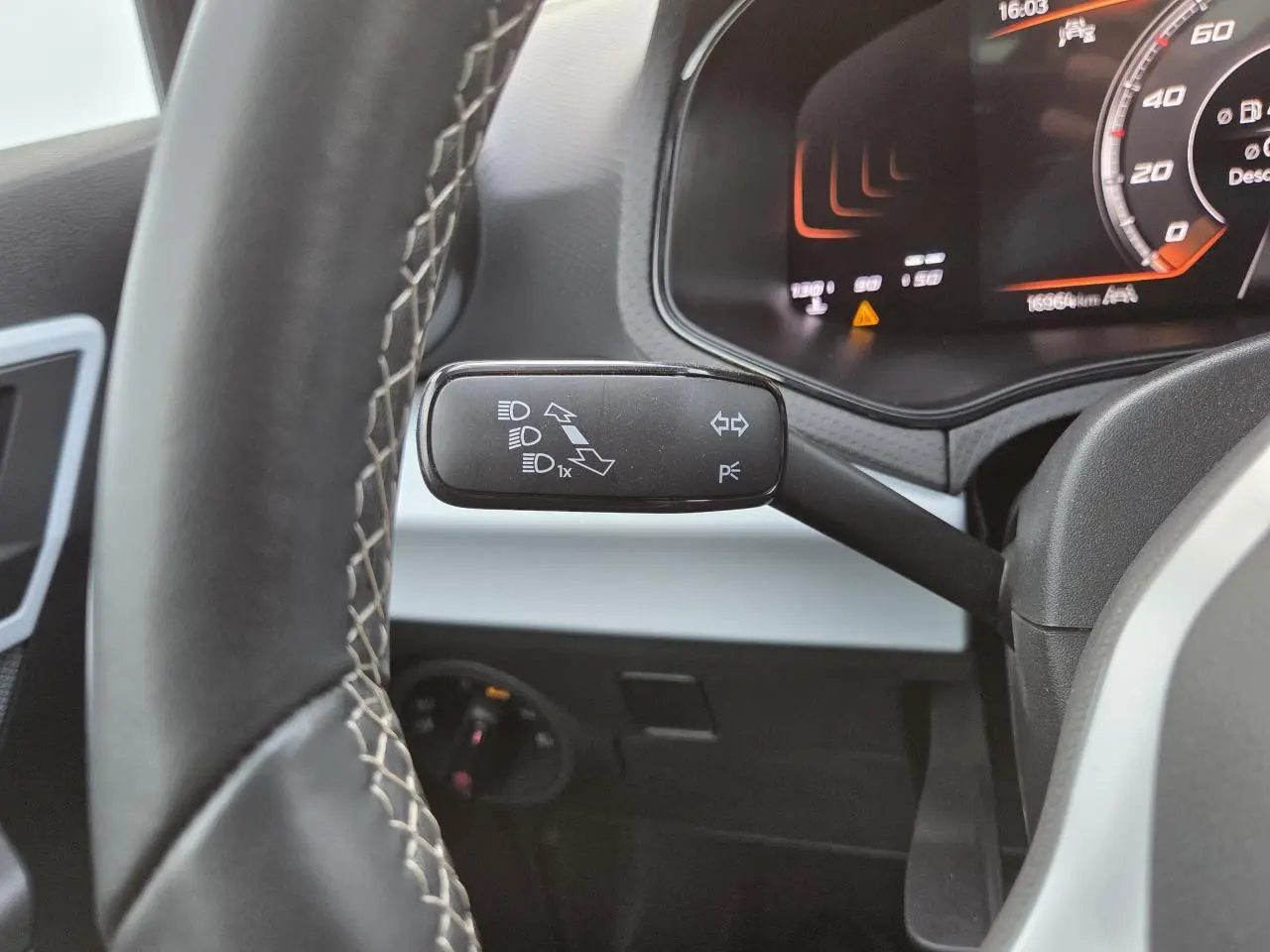 Gros plan sur la manette de clignotant à gauche du volant dans le tableau de bord digital d'une SEAT Ibiza 2025.