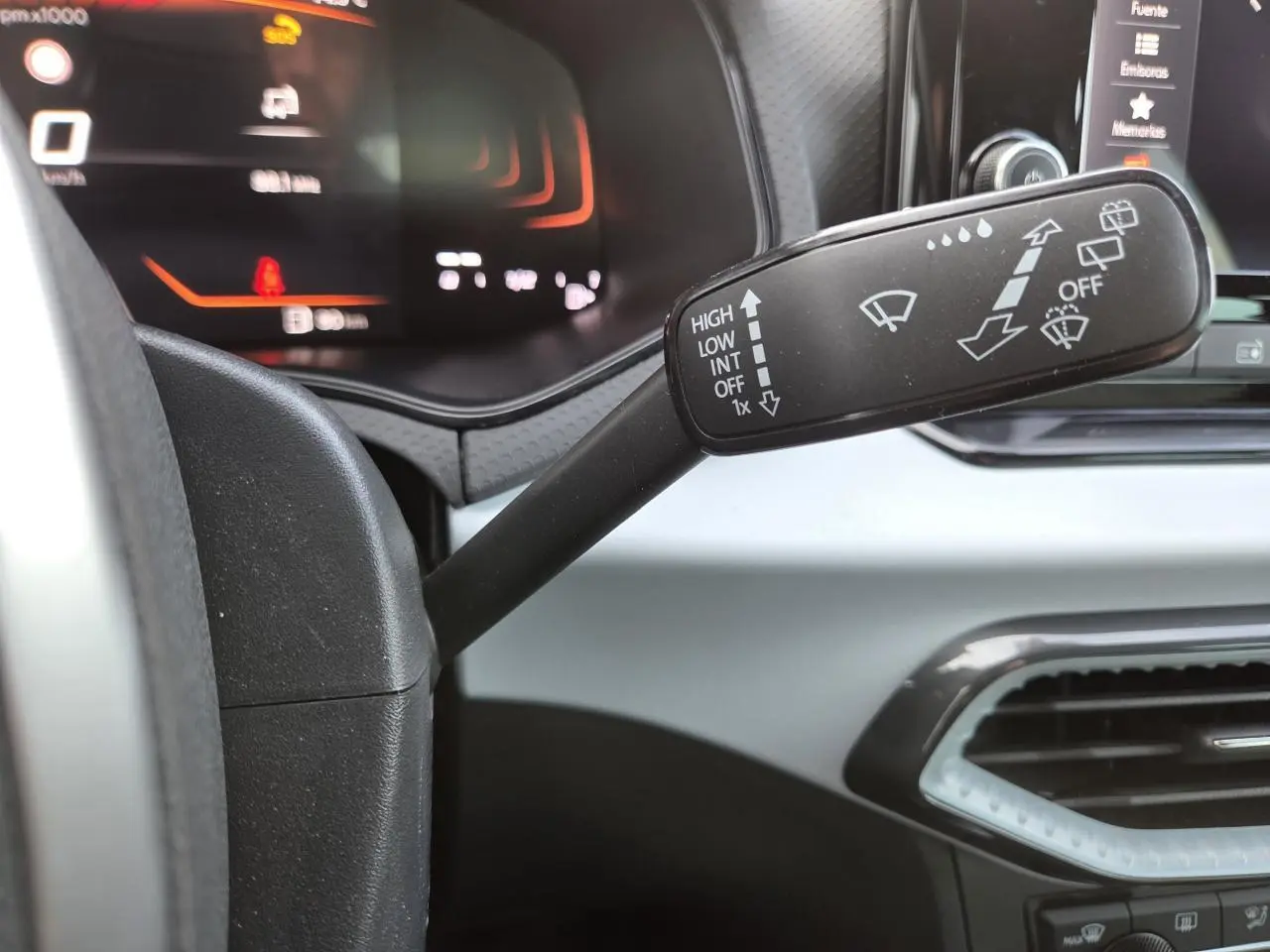 Gros plan sur le commodo d'essuie-glace dans l'habitacle gris clair d'une SEAT Ibiza 2025.