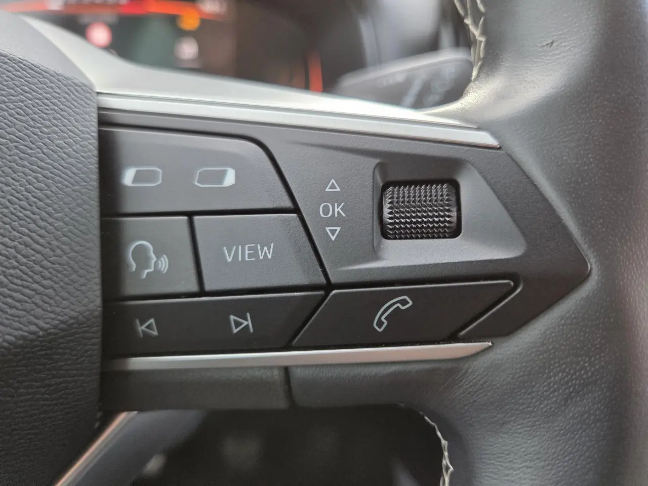 Gros plan sur les commandes multifonctions du volant côté gauche de la SEAT IBIZA 2025, finition Xcellence.