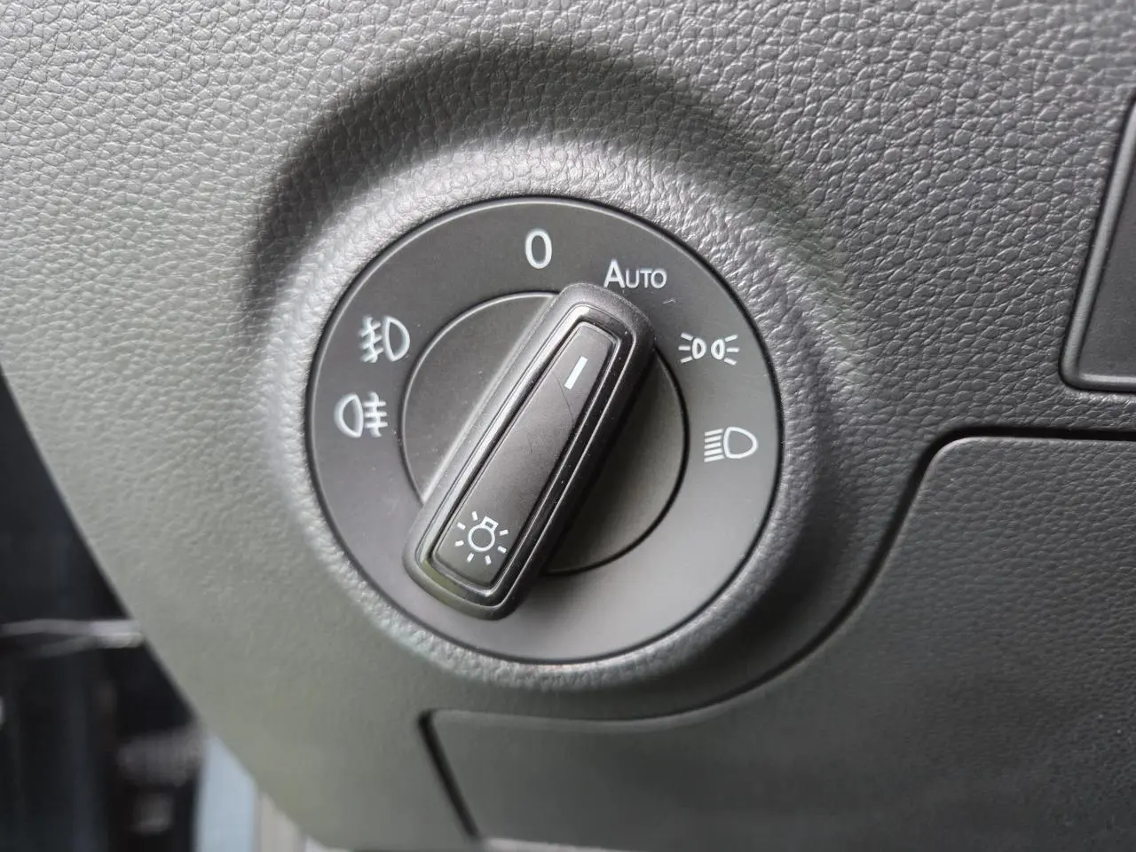 Gros plan sur la molette de commande des phares dans l'habitacle d'une SEAT IBIZA 2025.