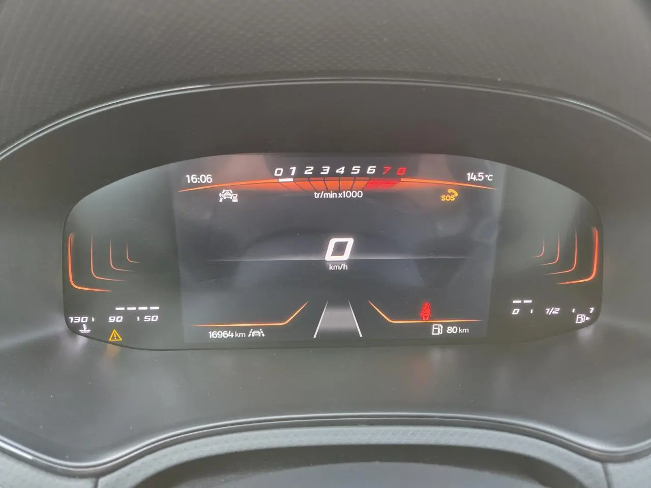 Combiné d'instruments digital 8" de la SEAT IBIZA 2025 affichant vitesse, compte-tours et alertes en orange et blanc.