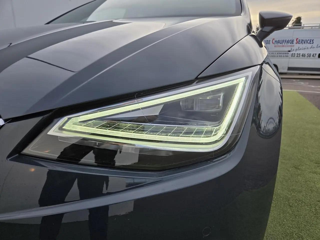 Gros plan sur le phare avant droit LED triangulaire de la SEAT IBIZA 2025 en bleu Fjord métallisé.