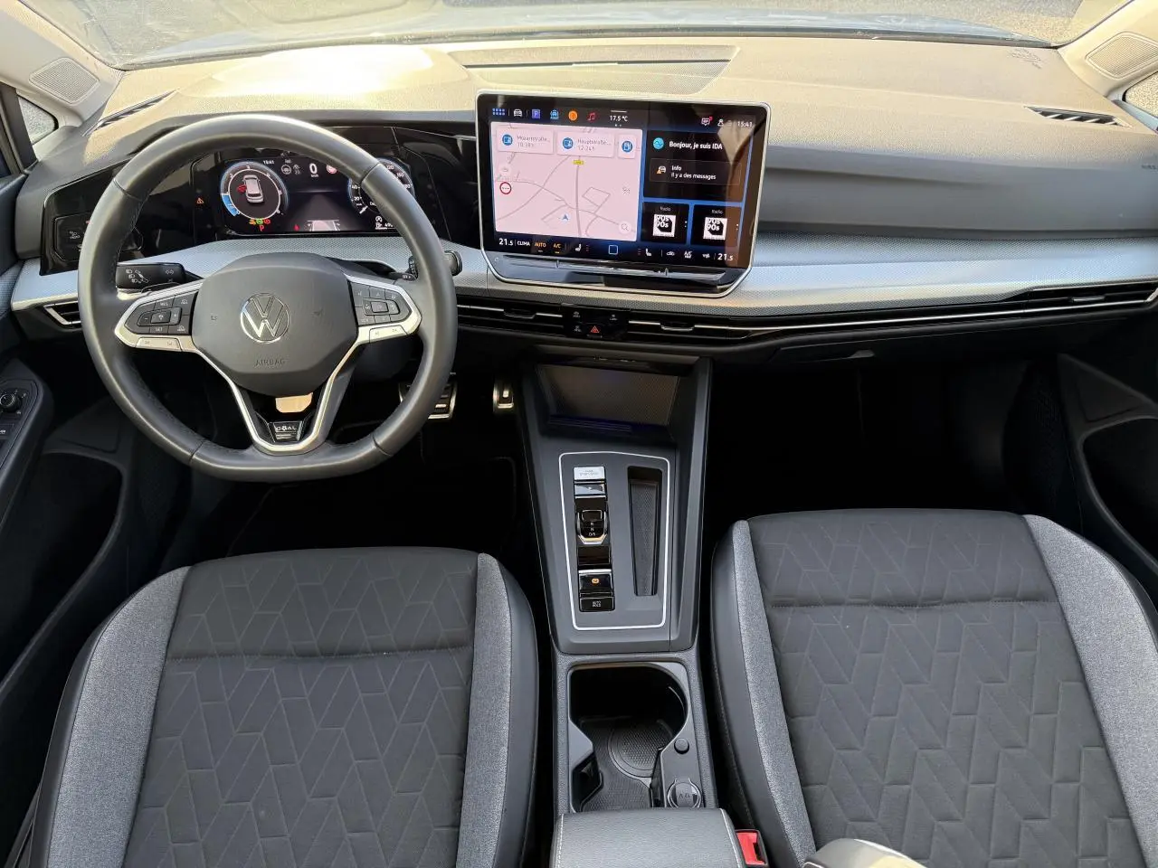 Vue intérieure avant de la Volkswagen Golf 2.0 TDI 2025 avec tableau de bord digital et écran tactile central.