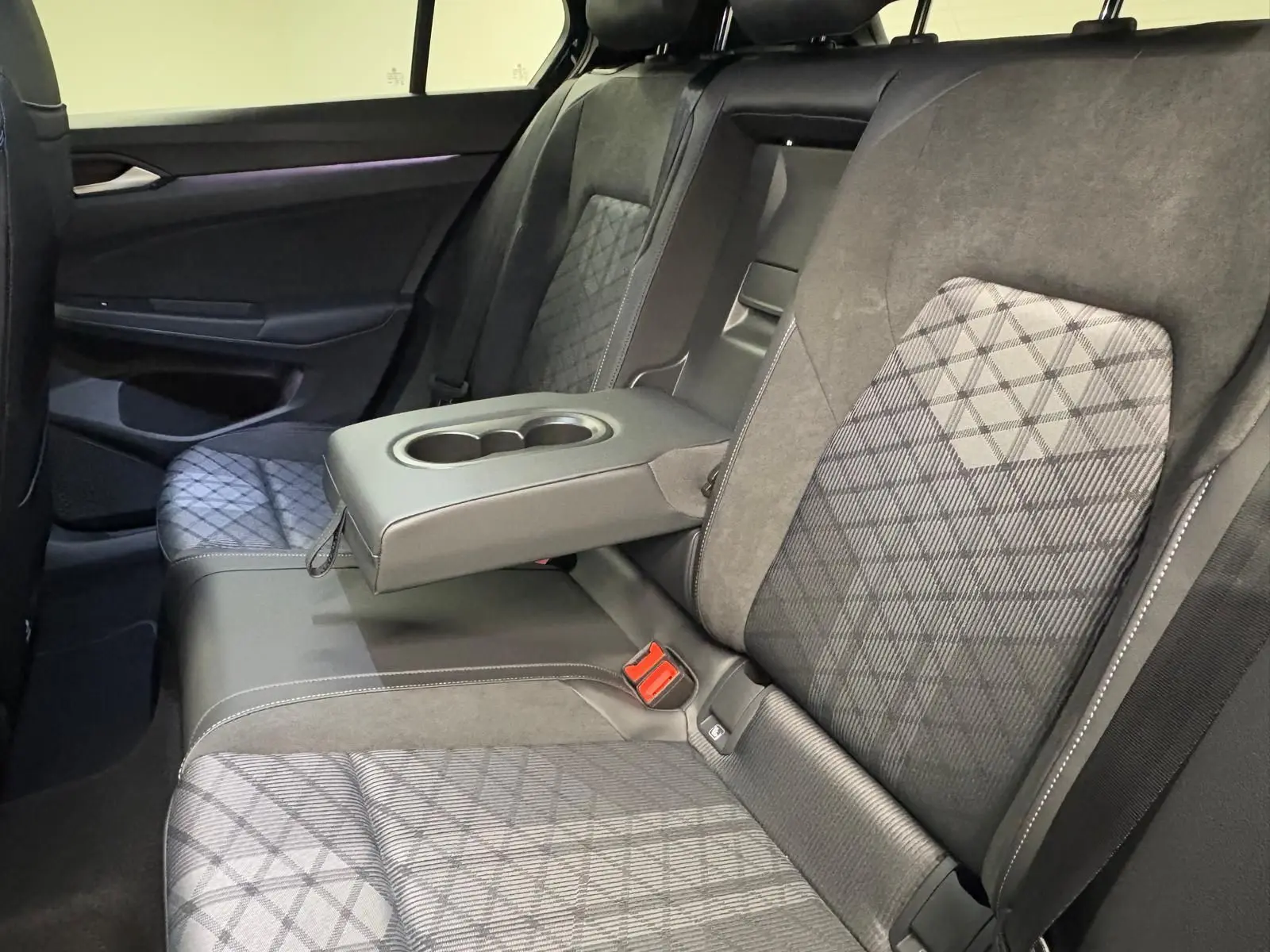 Vue intérieure côté droit des sièges arrière de la Volkswagen Golf 2.0 TDI R-Line avec accoudoir central relevé.
