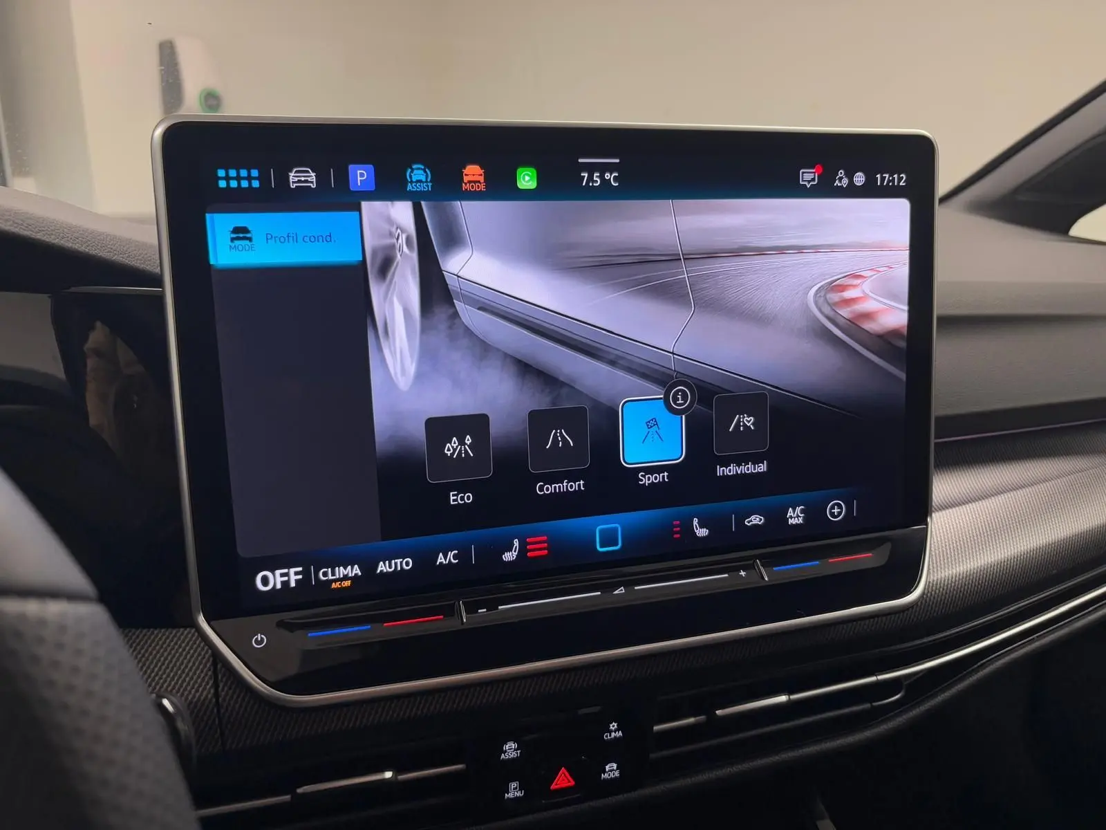 Écran tactile central affichant les modes de conduite dans l'habitacle d'une Volkswagen Golf 2.0 TDI noir Grenadille.