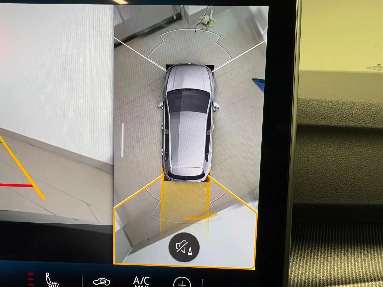 Vue écran système d'infodivertissement montrant la caméra 360° avec image aérienne de la Volkswagen Golf noire Grenadille.