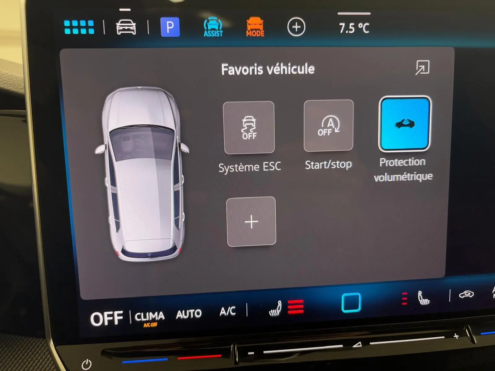 Écran tactile affichant la vue 360° d'une Volkswagen Golf noire, avec options système ESC et protection volumétrique.