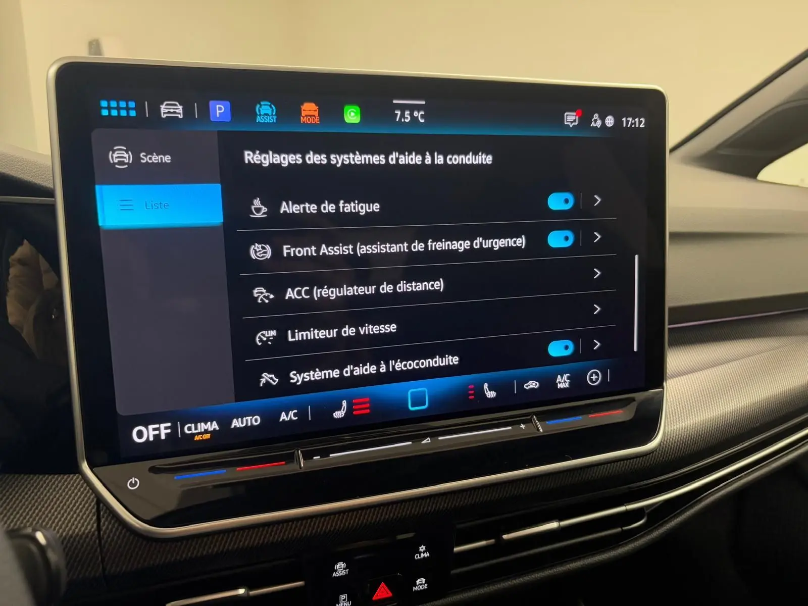 Écran tactile central affichant les réglages d’aide à la conduite dans l’habitacle moderne d’une Volkswagen Golf noir grenadille.