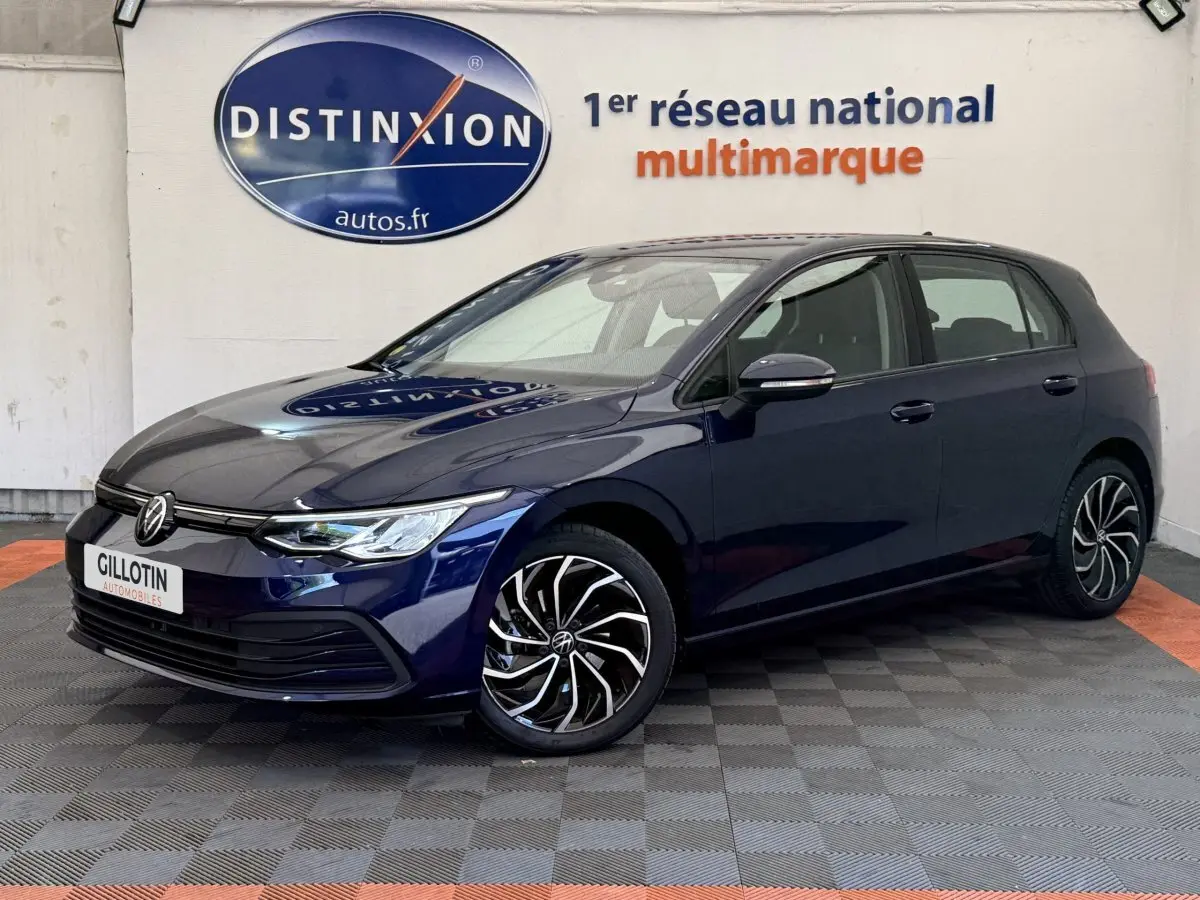 Volkswagen Golf bleu 2021 en 3/4 avant droit, avec jantes alliage distinctives et calandre moderne.