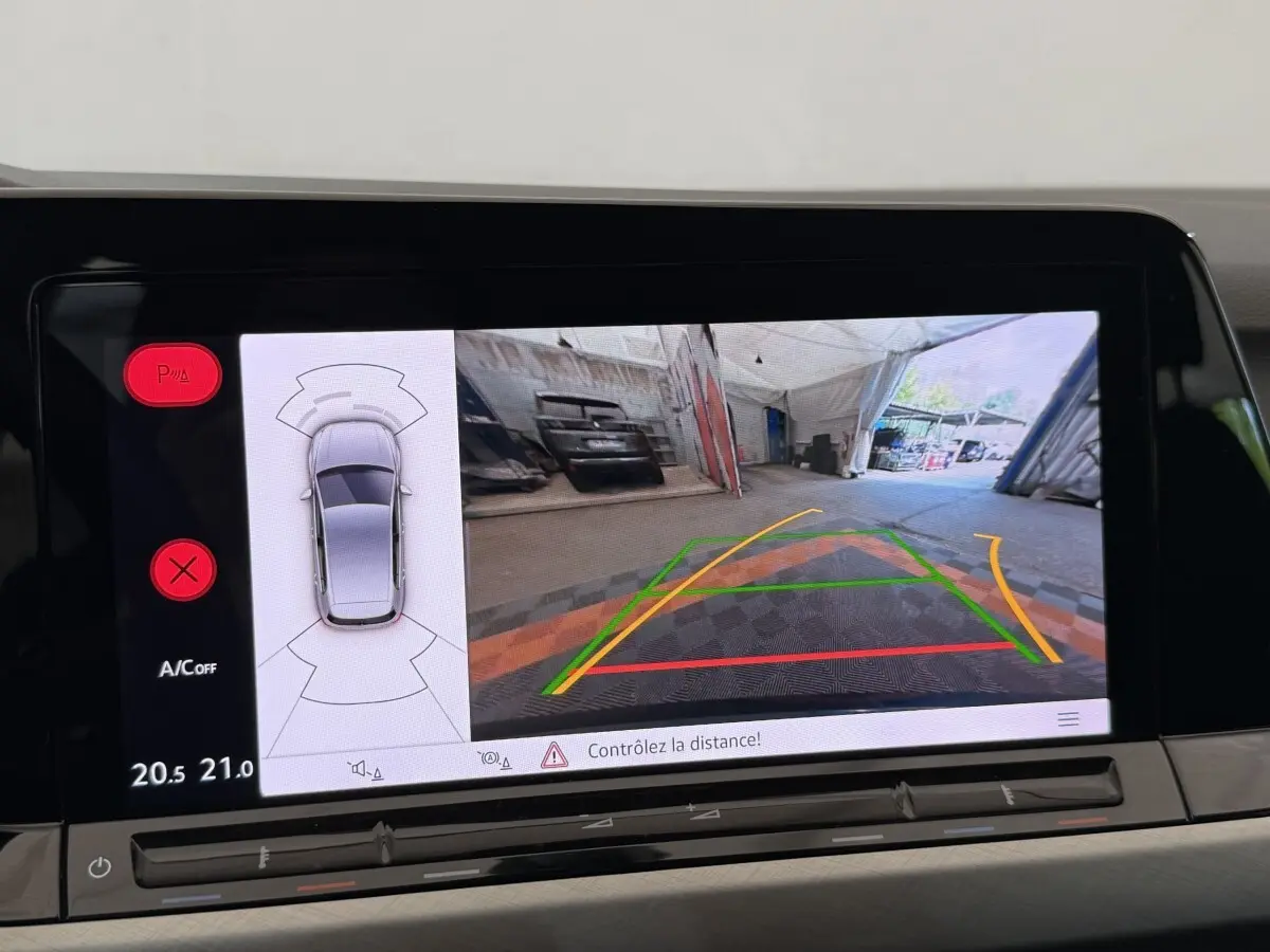 Écran multimédia de Volkswagen Golf bleu 2021 montrant la caméra de recul avec guidage de trajectoire.