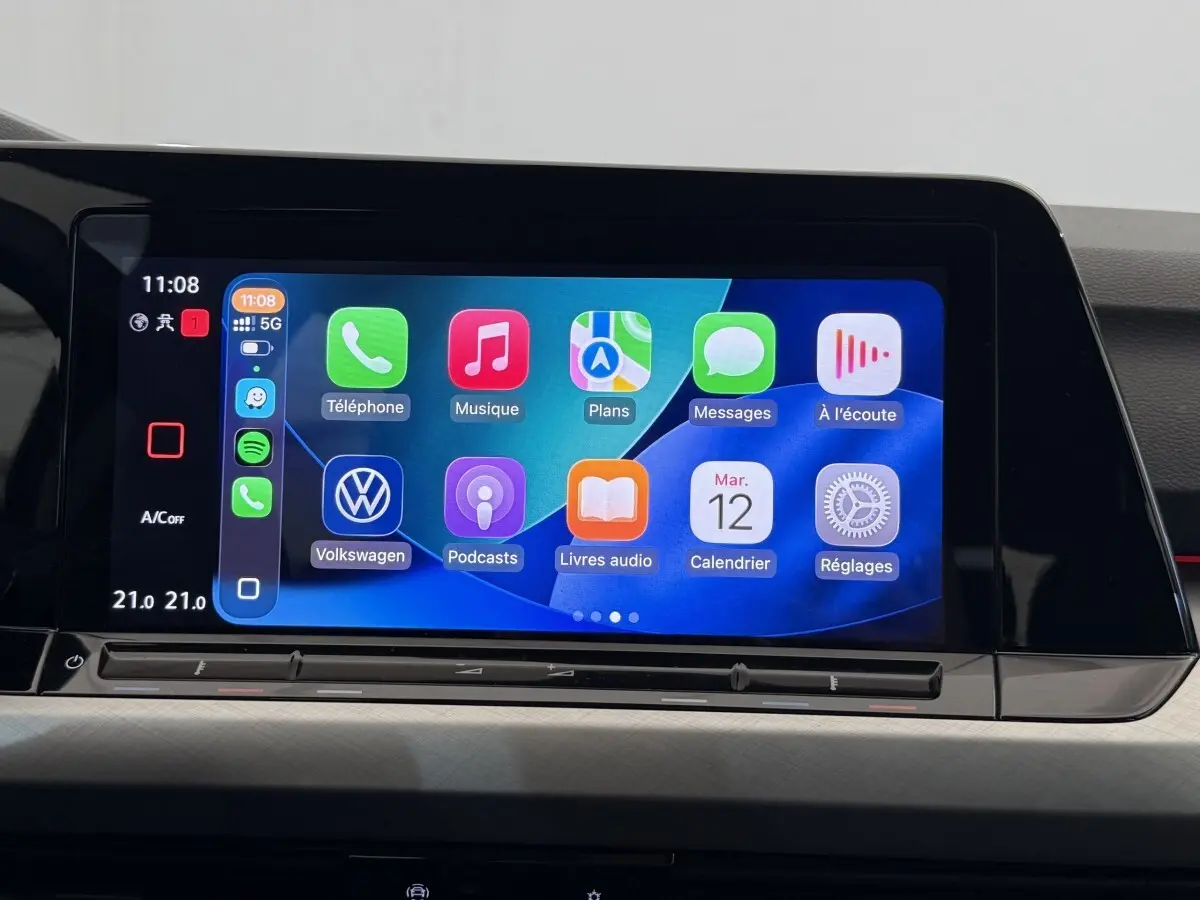Écran tactile central de la Volkswagen Golf 2.0 TDI Life 2021 affichant les applications connectées.