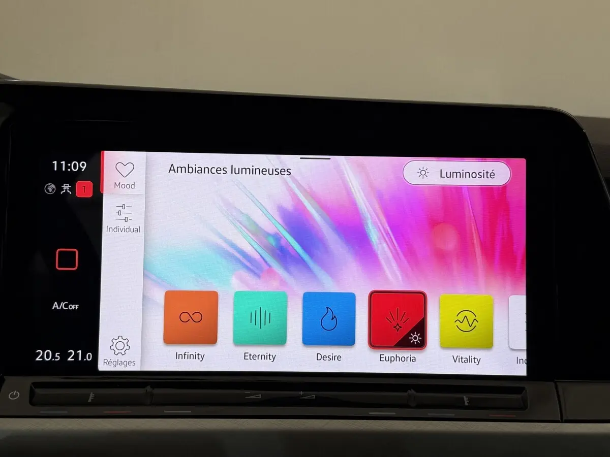 Écran tactile intérieur du Volkswagen Golf 2.0 TDI 2021 affichant les options d’ambiances lumineuses colorées.