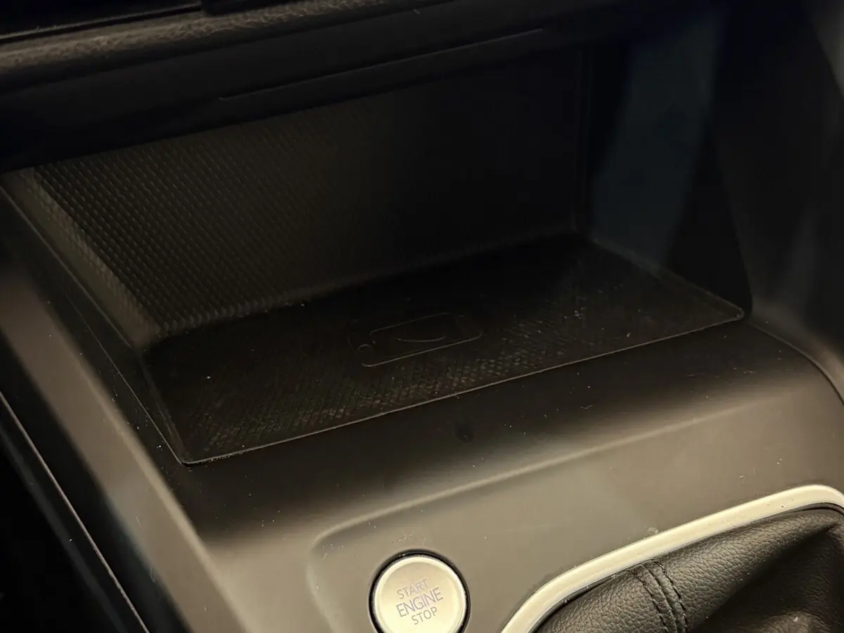 Gros plan sur la console centrale de la Volkswagen Golf 2.0 TDI Life 2021, avec bouton démarrage et zone de recharge induction.