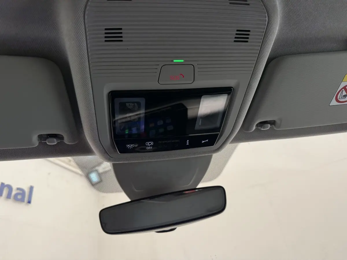 Vue intérieure du plafonnier gris avec bouton SOS et rétroviseur central d’une Volkswagen Golf 2.0 TDI 2021.