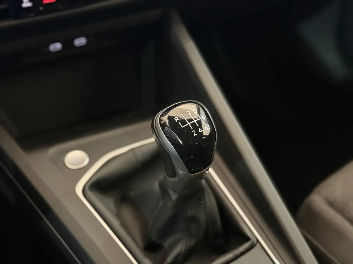 Le levier de vitesses manuel noir de la Volkswagen Golf 2.0 TDI 2021 vu en gros plan intérieur.
