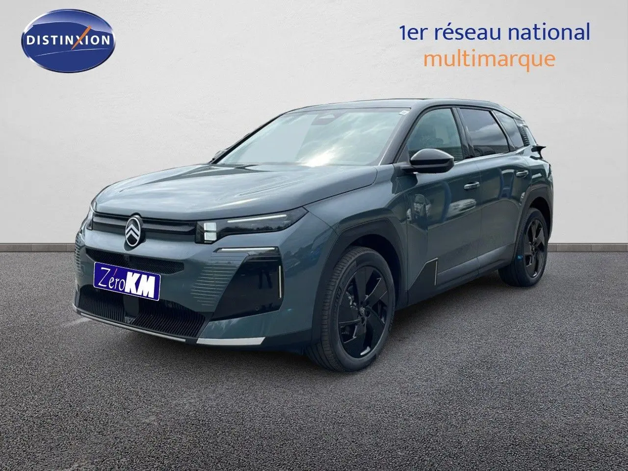 Vue 3/4 avant droite du Citroën C5 Aircross 2026 vert Astoria métallisé avec jantes noires et calandre distinctive.