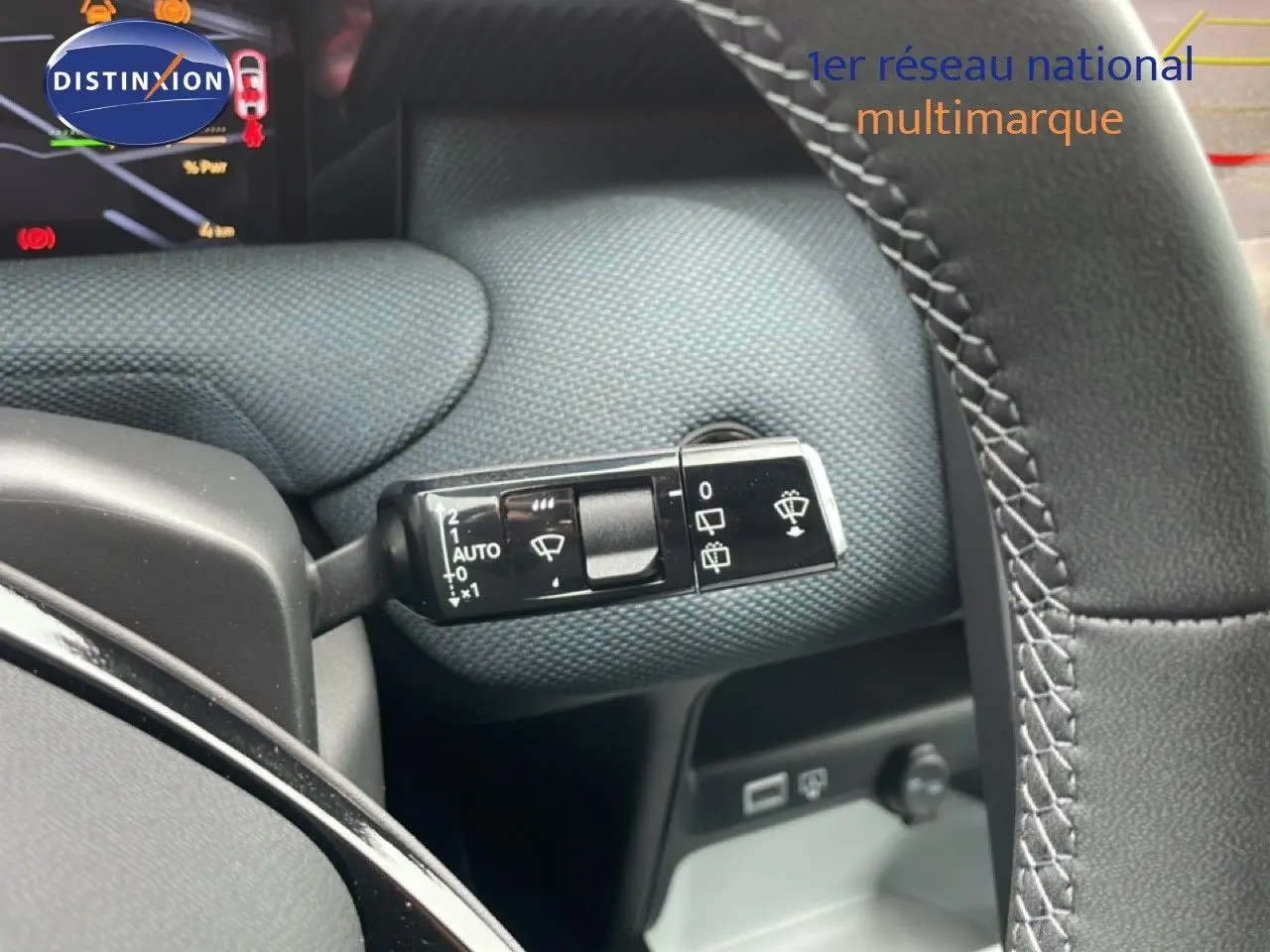 Gros plan sur la commande d’essuie-glace côté gauche du volant en cuir noir du Citroën C5 Aircross Vert Astoria 2026.