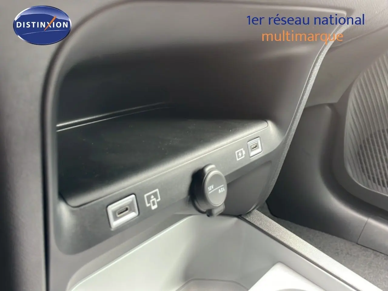 Gros plan sur la console centrale avec prises USB et prise 12V du Citroën C5 Aircross 1.2 Hybrid 145ch.