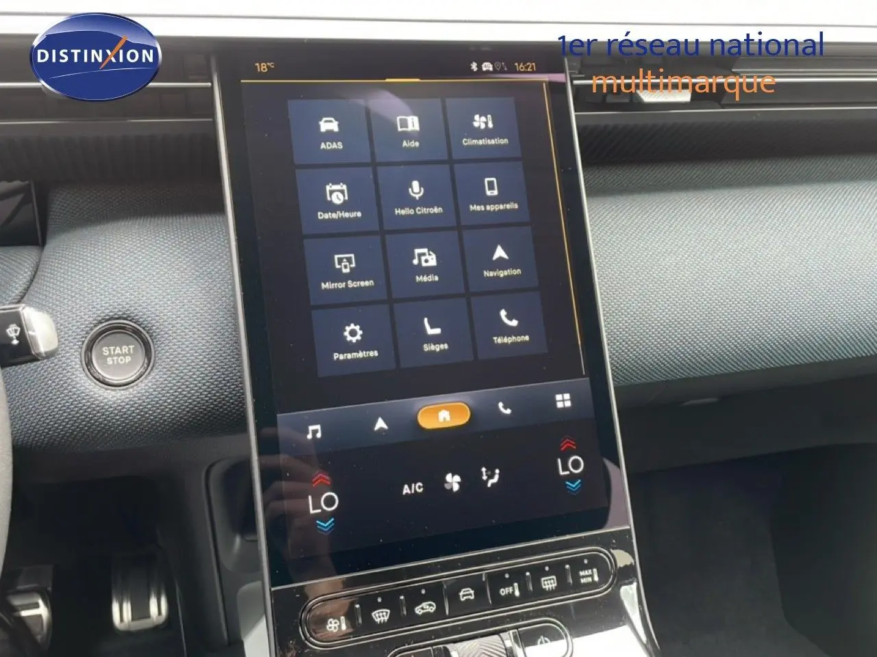 Vue rapprochée de la console centrale tactile du Citroën C5 Aircross vert Astoria Metal, affichant les commandes climatisation et multimédia.