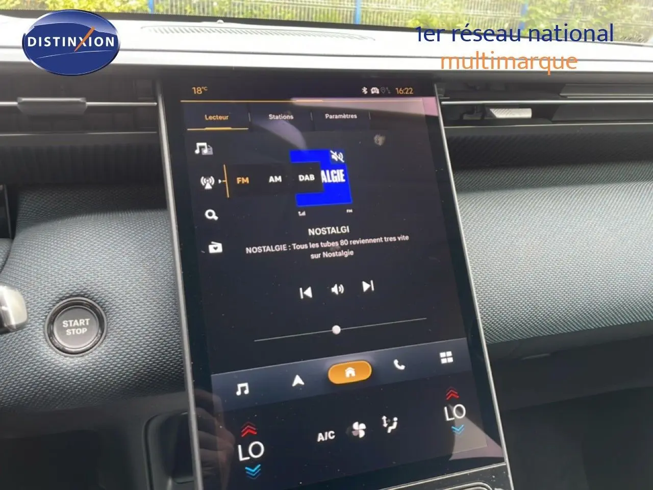 Vue intérieure centrée sur l'écran tactile du tableau de bord du Citroën C5 Aircross 2026, finition hybride.