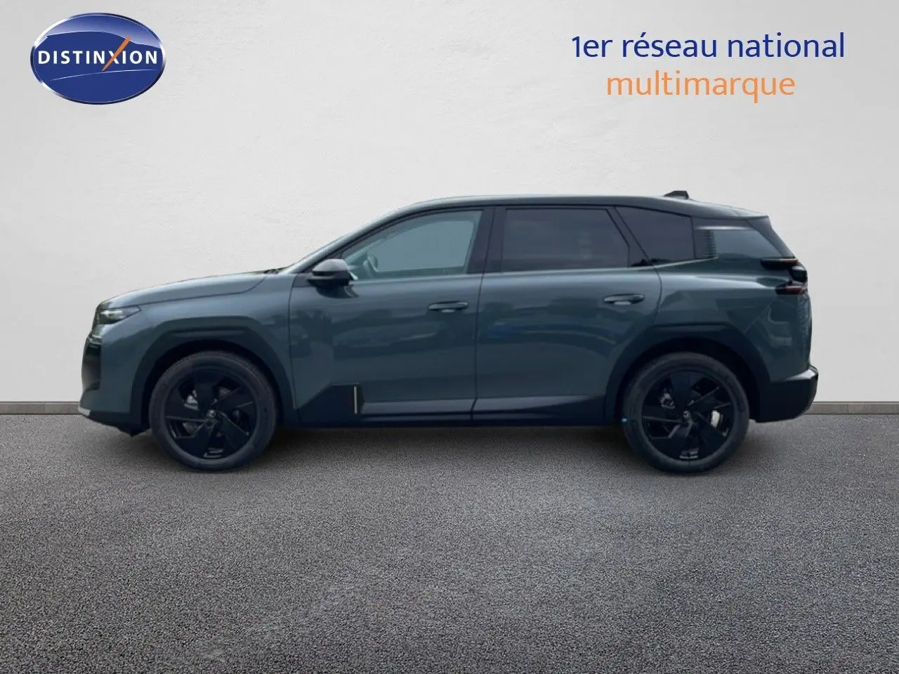 Vue de profil côté gauche du Citroën C5 Aircross 1.2 Hybrid 145ch vert Astoria métal avec jantes noires.