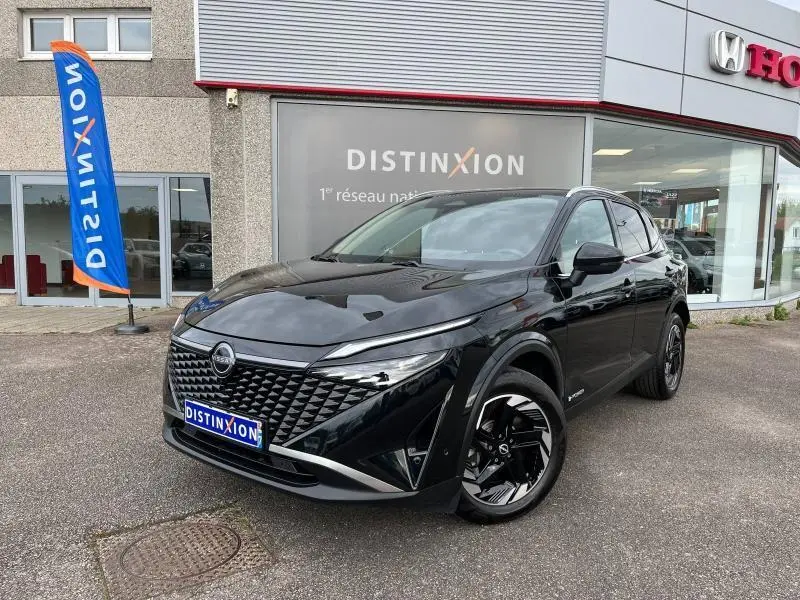 Nissan Qashqai e-POWER noir Kuro métallisé vu en 3/4 avant droit devant concession Distinxion.