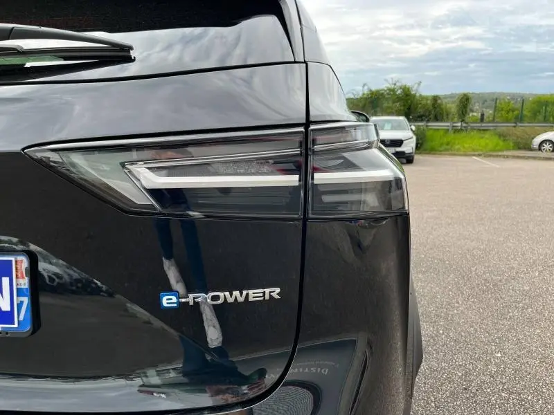 Gros plan sur le feu arrière droit noir métallisé du Nissan Qashqai e-POWER 2024 avec logo e-POWER visible.