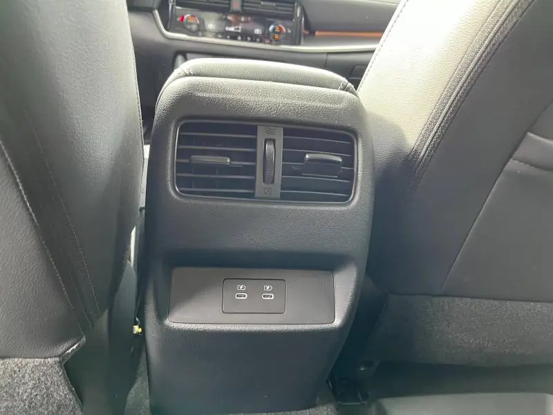 Vue rapprochée de la console arrière noire du Nissan Qashqai e-POWER 2024 avec bouches d'aération et ports USB-C.