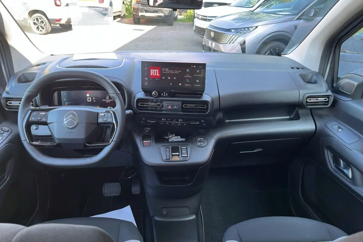 Intérieur du Citroën Berlingo BlueHDi 130 EAT8 Max 2025 en gris, vue frontale sur tableau de bord et volant multifonction.