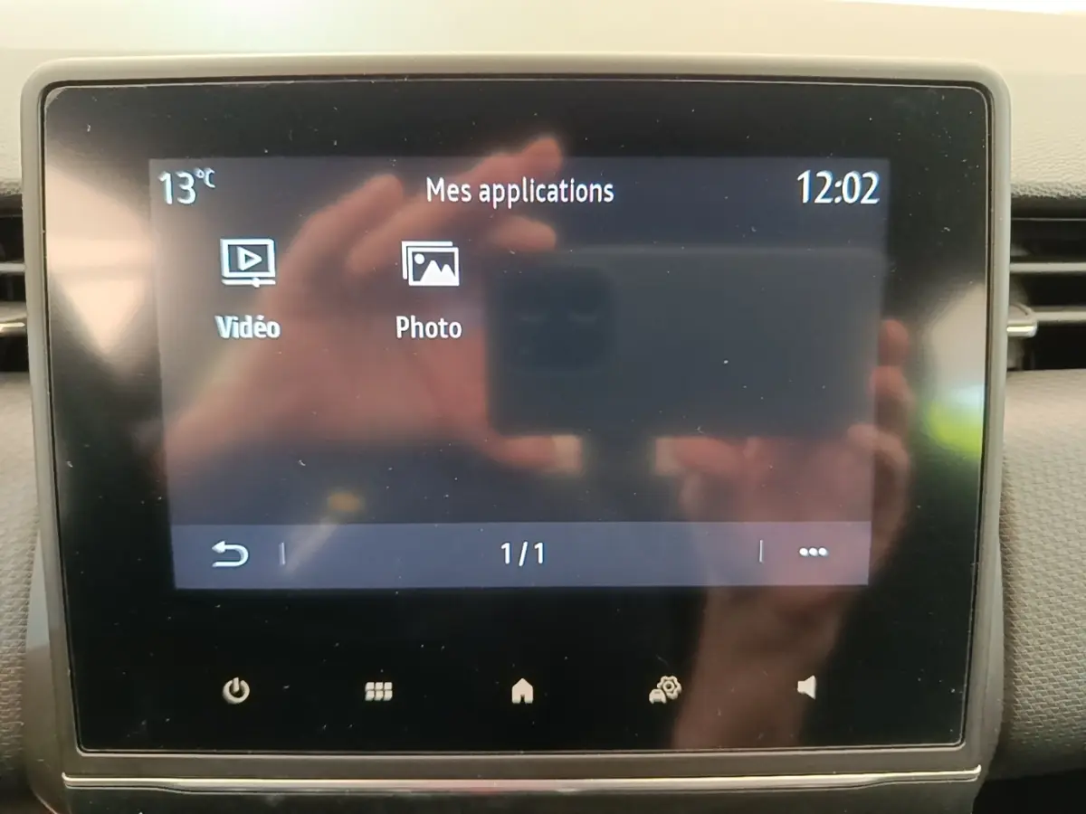 Écran tactile central de la Renault Clio Intens TCe 100 2020 affichant les applications vidéo et photo.