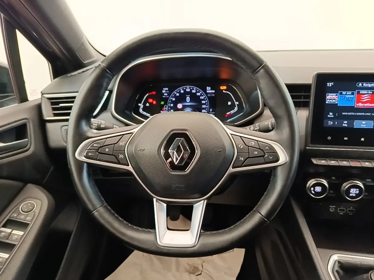 Vue intérieure centrée sur le volant cuir noir et le tableau de bord numérique de la Renault Clio Intens 2020.