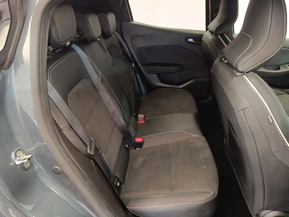 Vue côté gauche de la banquette arrière en tissu gris foncé de la Renault Clio Intens TCe 100 de 2020.