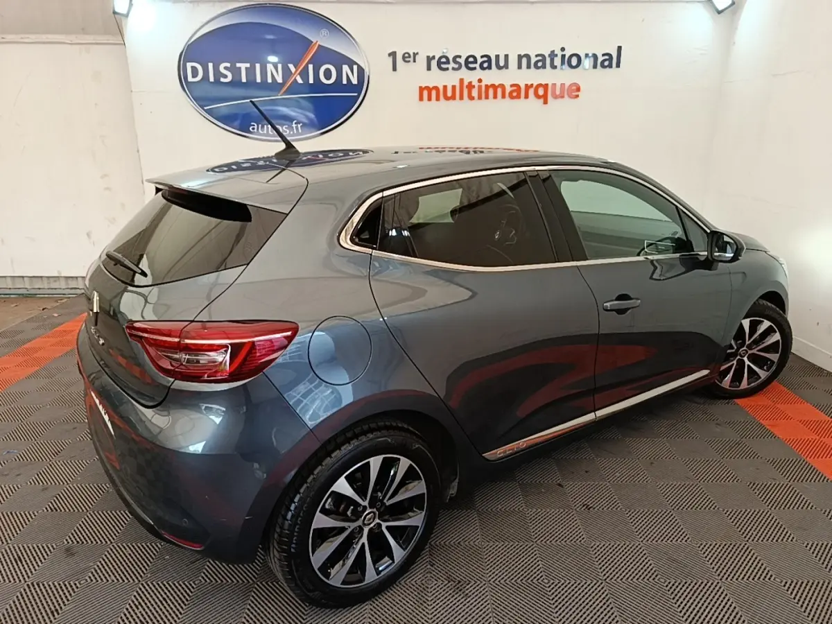 Renault Clio Intens TCe 100 2020 gris foncé vue 3/4 arrière droit avec jantes alliage et vitres teintées.