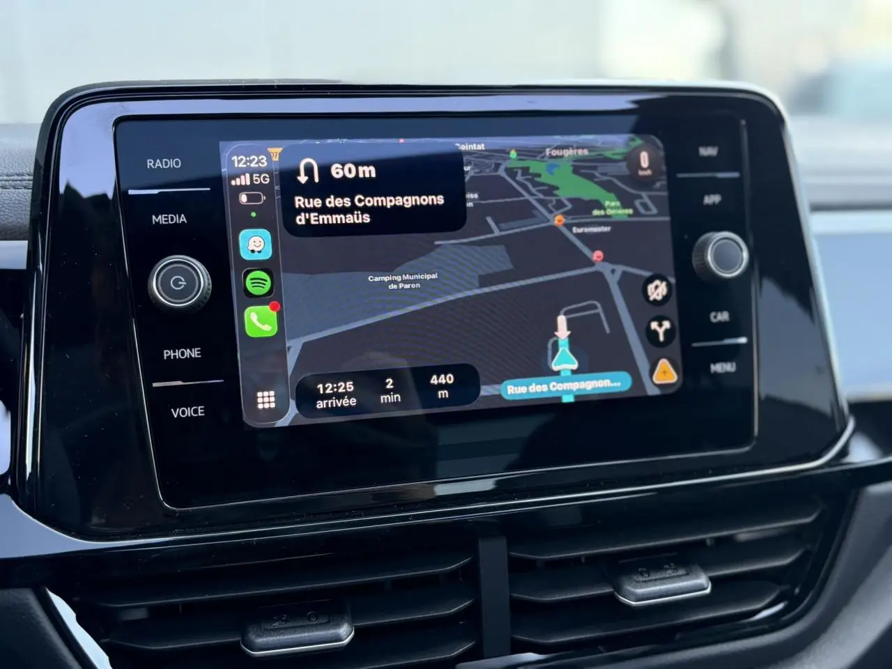 Écran tactile central du Volkswagen T-Roc 2025 affichant la navigation avec carte et instructions de trajet.