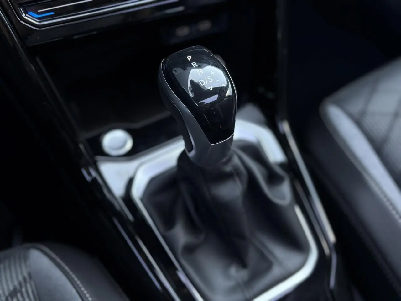 Le levier de vitesse automatique noir du Volkswagen T-Roc 2.0 TDI R-Line vu en gros plan côté conducteur.