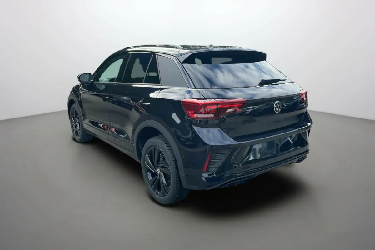 Volkswagen T-Roc TDI 150 R-Line Black noir grenadilla, vue 3/4 arrière côté gauche, jantes noires distinctives.