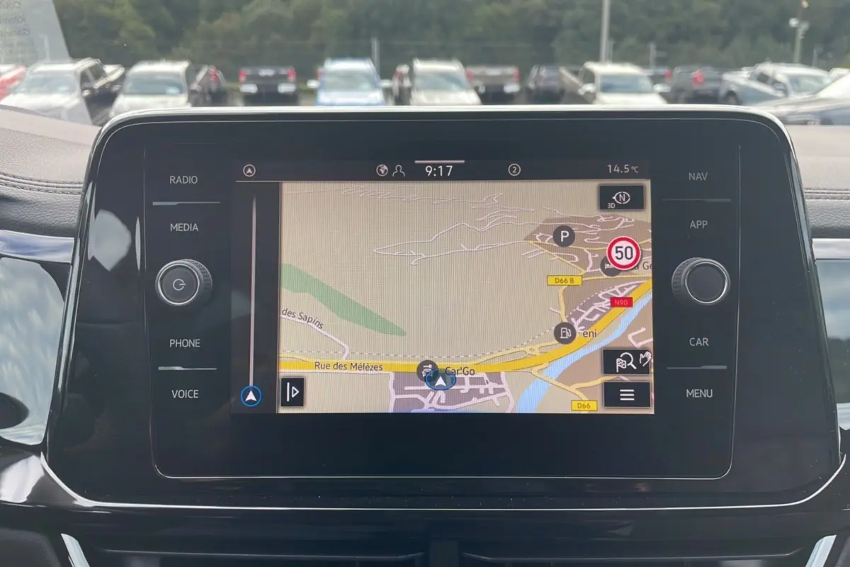 Écran tactile du système de navigation du Volkswagen T-Roc noir grenadilla, vue intérieure frontale avec carte affichée.