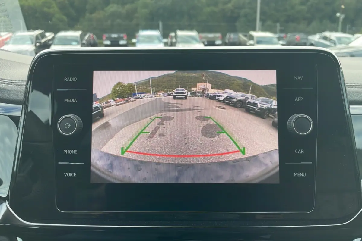 Affichage de la caméra de recul du Volkswagen T-Roc noir grenadilla, montrant la zone derrière le véhicule en parking.