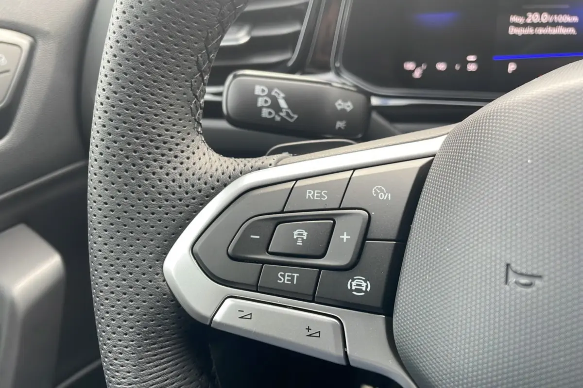 Gros plan sur les commandes à gauche du volant perforé du Volkswagen T-Roc TDI 150 DSG7 R-Line Black 2025.