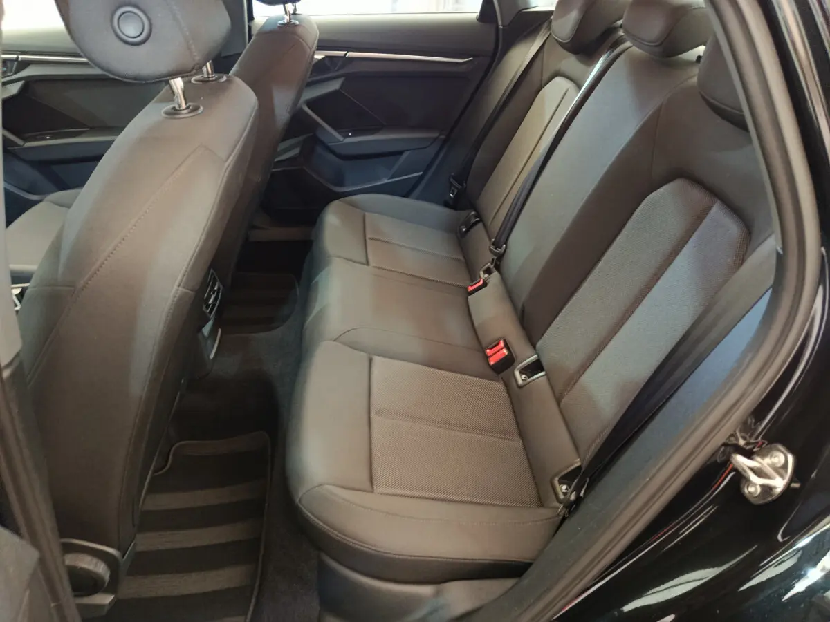 Vue intérieure côté droit sur la banquette arrière noire de l'Audi A3 30 TFSI MHEV Business Line 2022.