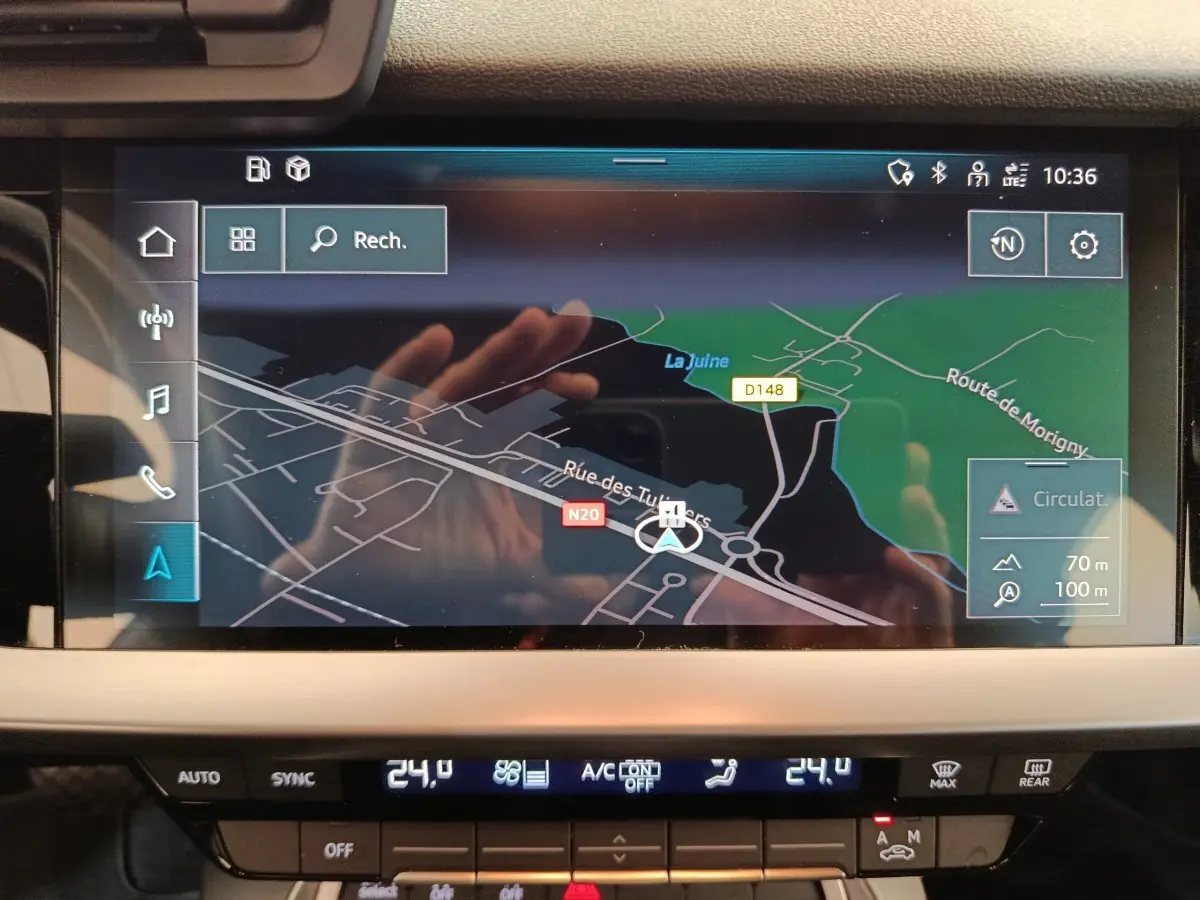 Écran tactile central affichant la navigation GPS dans l'habitacle d'une Audi A3 noire de 2022.