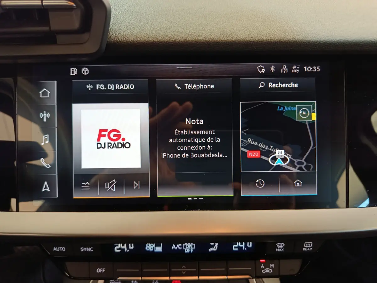 Écran tactile central de l'Audi A3 30 TFSI MHEV Business Line 2022, affichant radio et navigation.