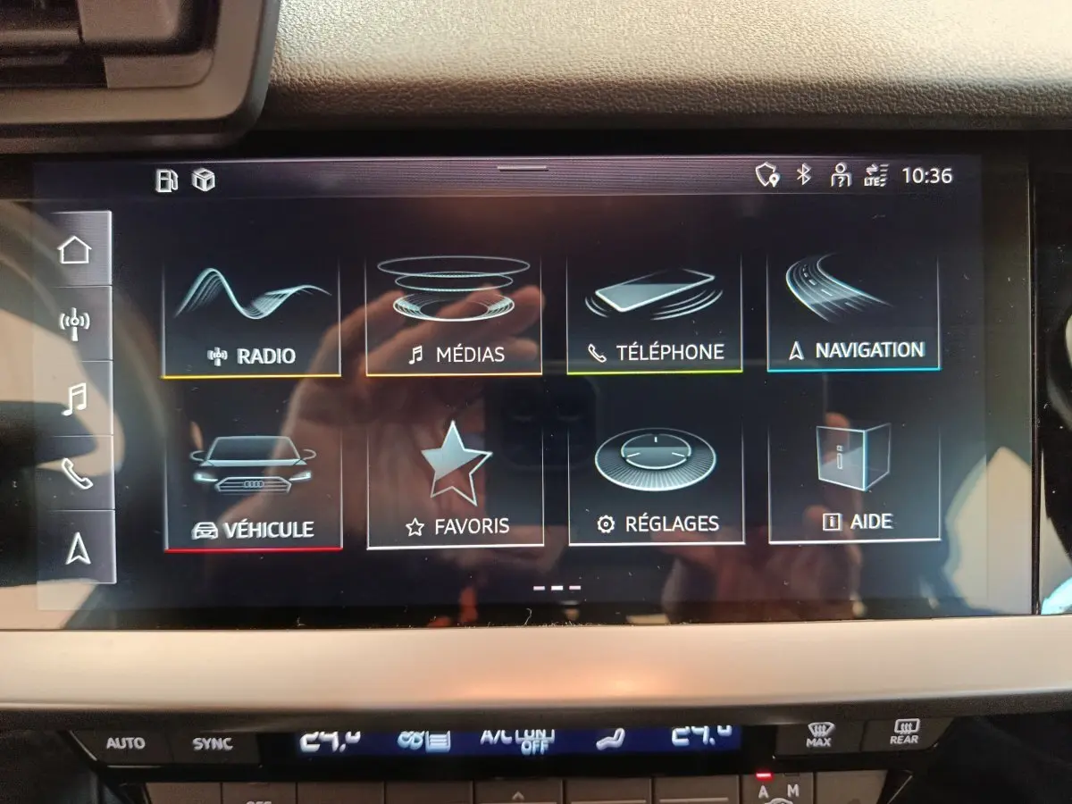 Écran tactile central de l'Audi A3 noir 2022 affichant les menus radio, médias, téléphone et navigation.