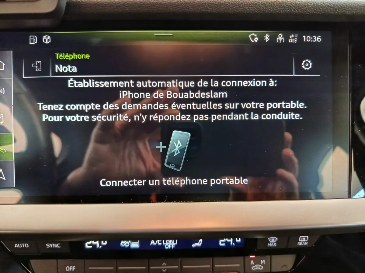 Écran tactile central de l'Audi A3 2022 affichant la connexion Bluetooth pour téléphone portable.