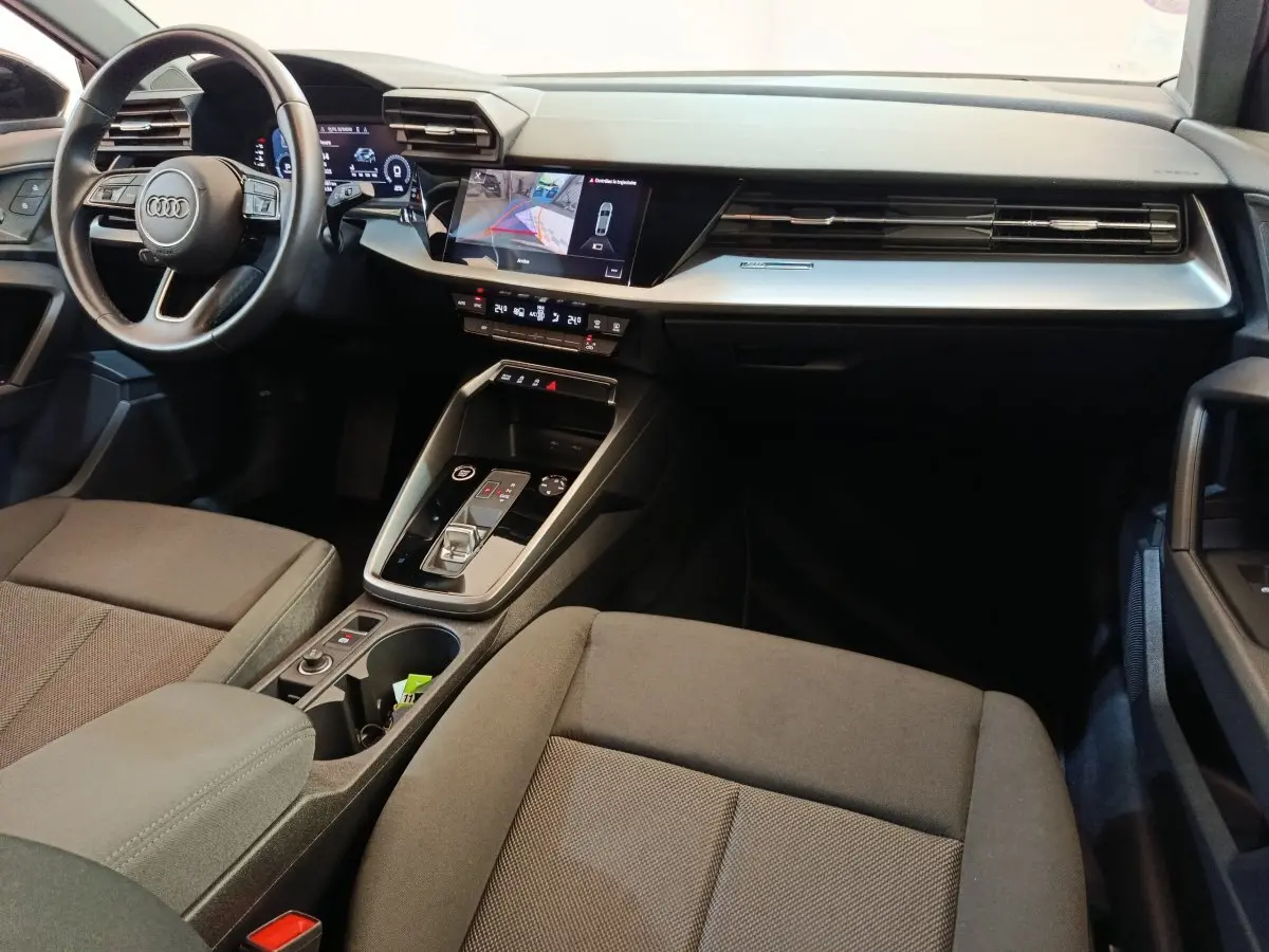 Intérieur de l'Audi A3 30 TFSI MHEV 2022, vue côté conducteur, tableau de bord moderne avec écran tactile central.