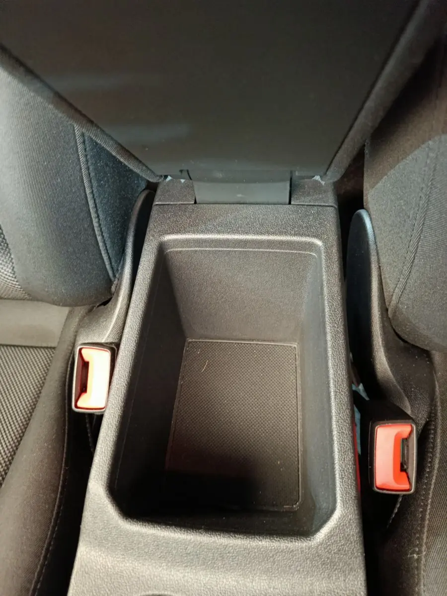 Vue plongeante sur le rangement central noir entre les sièges avant de l'Audi A3 30 TFSI MHEV Business Line 2022.